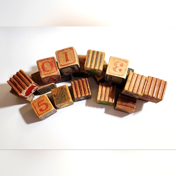 Vintage wooden alphabet and number blocks. 19 blocks in total. - Picture 2 of 2